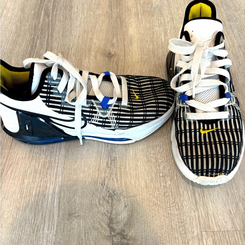 Size 6 Women's Nike Basketball Shoes. Like new.